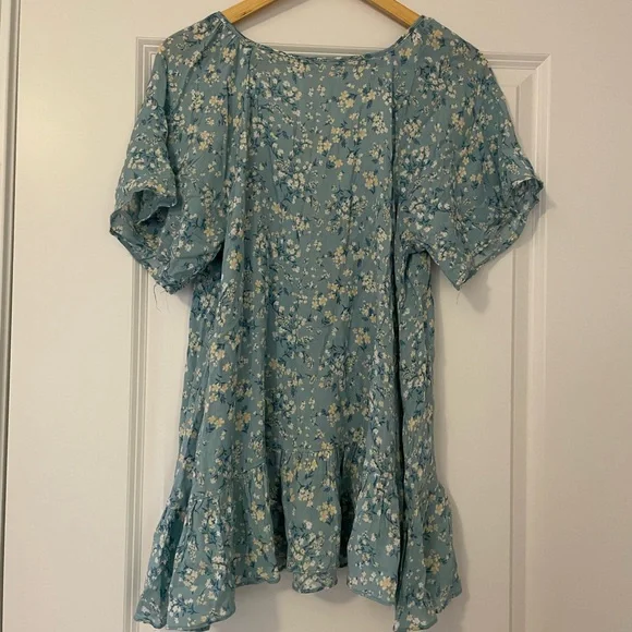 NWT Miss Me Buckle Blue Floral with crochet overlay flutter sleeve tunic blouse - Picture 8 of 9